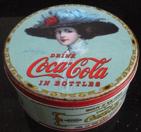 7639-3 € 5,00  coca cola koekjestrommel dame met hoed doorsnee 17cm hoogte 8 cm